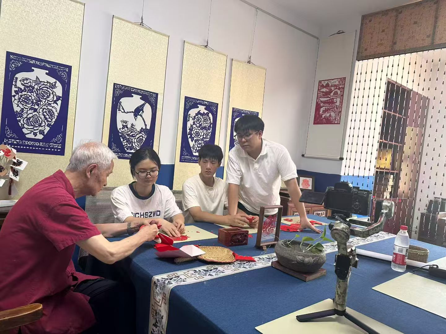 《剪纸人的心愿》拍摄现场
